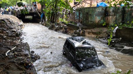 Los terrenos ya se encontraban saturados por semanas de lluvias continuas, lo que provocó escorrentías superficiales severas que agravaron las inundaciones de estas lluvias. EFE/O. Barría