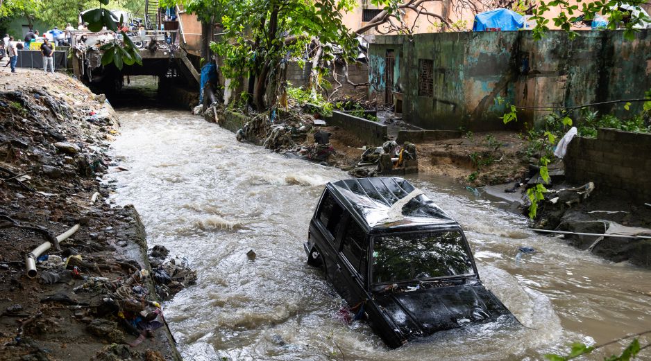Los terrenos ya se encontraban saturados por semanas de lluvias continuas, lo que provocó escorrentías superficiales severas que agravaron las inundaciones de estas lluvias. EFE/O. Barría