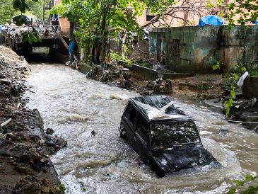 Los terrenos ya se encontraban saturados por semanas de lluvias continuas, lo que provocó escorrentías superficiales severas que agravaron las inundaciones de estas lluvias. EFE/O. Barría