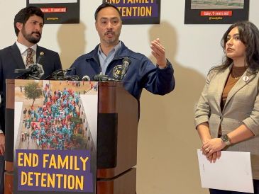 Los legisladores demócratas Joaquín Castro (c) y Greg Casar hablan durante una rueda de prensa este miércoles en San Antonio, Texas. EFE/A. Arredondo
