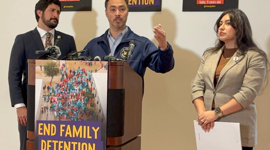 Los legisladores demócratas Joaquín Castro (c) y Greg Casar hablan durante una rueda de prensa este miércoles en San Antonio, Texas. EFE/A. Arredondo