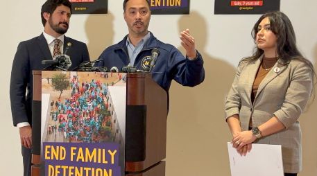 Los legisladores demócratas Joaquín Castro (c) y Greg Casar hablan durante una rueda de prensa este miércoles en San Antonio, Texas. EFE/A. Arredondo
