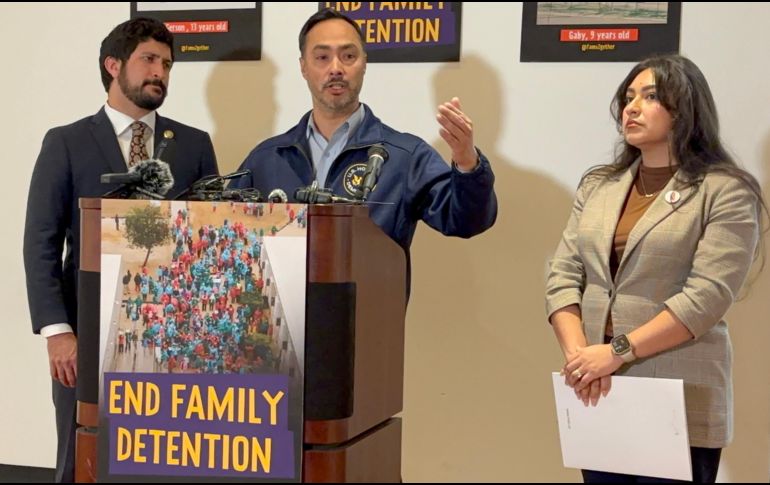 Los legisladores demócratas Joaquín Castro (c) y Greg Casar hablan durante una rueda de prensa este miércoles en San Antonio, Texas. EFE/A. Arredondo