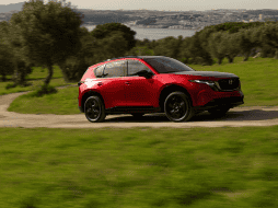 La nueva CX-5 es 11.4 cm más larga y 1.3 cm más ancha que el modelo anterior, lo que se ve directamente en un interior más amplio y mejor aprovechado. MAZDA