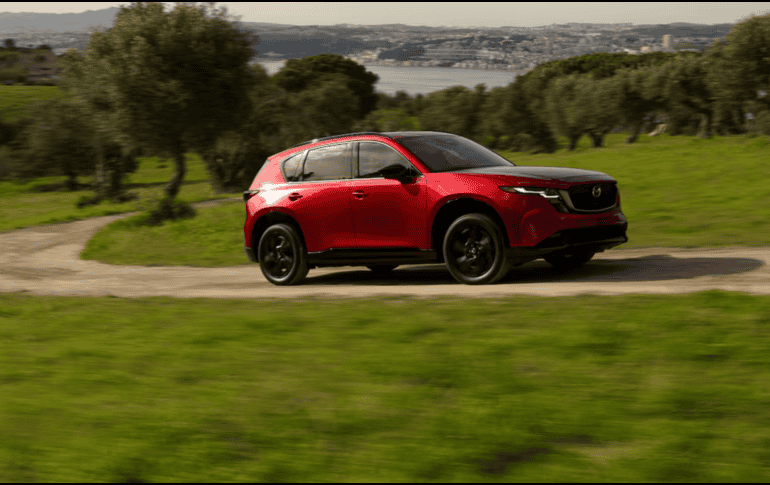 La nueva CX-5 es 11.4 cm más larga y 1.3 cm más ancha que el modelo anterior, lo que se ve directamente en un interior más amplio y mejor aprovechado. MAZDA