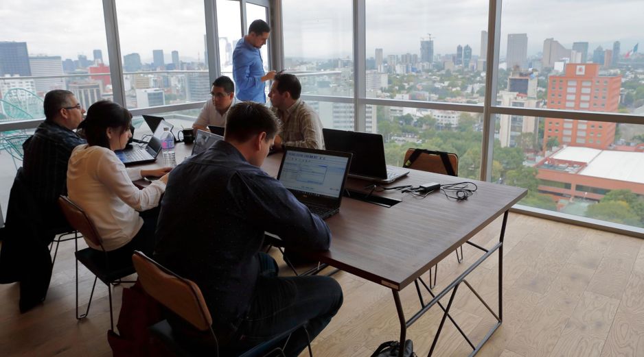 Los sectores económicos con el mayor crecimiento en trabajos formales son el de comunicaciones y transportes. EFE/J. Méndez