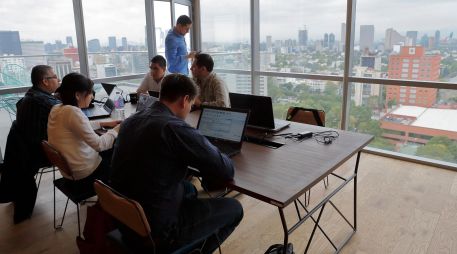 Los sectores económicos con el mayor crecimiento en trabajos formales son el de comunicaciones y transportes. EFE/J. Méndez