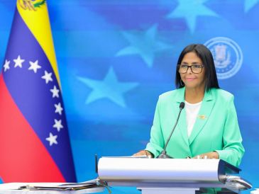 Fotografía difundida por el Palacio de Miraflores de la presidenta encargada de Venezuela, Delcy Rodríguez, durante un mensaje a la nación este miércoles, en Caracas. EFE/Palacio de Miraflores