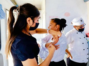 Personal de salud aplica la vacuna contra el sarampión en módulos y brigadas itinerantes en distintos puntos de Jalisco. ESPECIAL