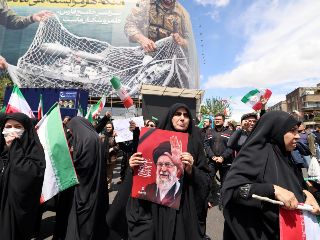 Personas se congregan en la plaza Enghelab tras el anuncio del alto el fuego entre Estados Unidos e Irán, en Teherán. EFE/EPA/A. Taherkenareh