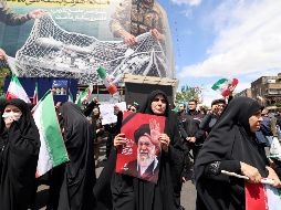 Personas se congregan en la plaza Enghelab tras el anuncio del alto el fuego entre Estados Unidos e Irán, en Teherán. EFE/EPA/A. Taherkenareh