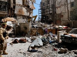 Un soldado del ejército libanés junto a un edificio residencial destruido al día siguiente de un ataque aéreo israelí en el barrio de Ain Mreisseh, en Beirut (Líbano), el 9 de abril de 2026. EFE/ W. HAMZEH