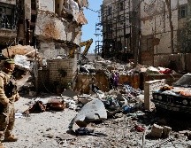 Un soldado del ejército libanés junto a un edificio residencial destruido al día siguiente de un ataque aéreo israelí en el barrio de Ain Mreisseh, en Beirut (Líbano), el 9 de abril de 2026. EFE/ W. HAMZEH