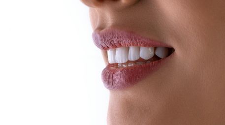 Los pequeños ajustes en el tono de los labios pueden cambiar por completo la percepción de un look. UNSPLASH / K. HOSEINIANZADE