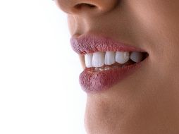 Los pequeños ajustes en el tono de los labios pueden cambiar por completo la percepción de un look. UNSPLASH / K. HOSEINIANZADE