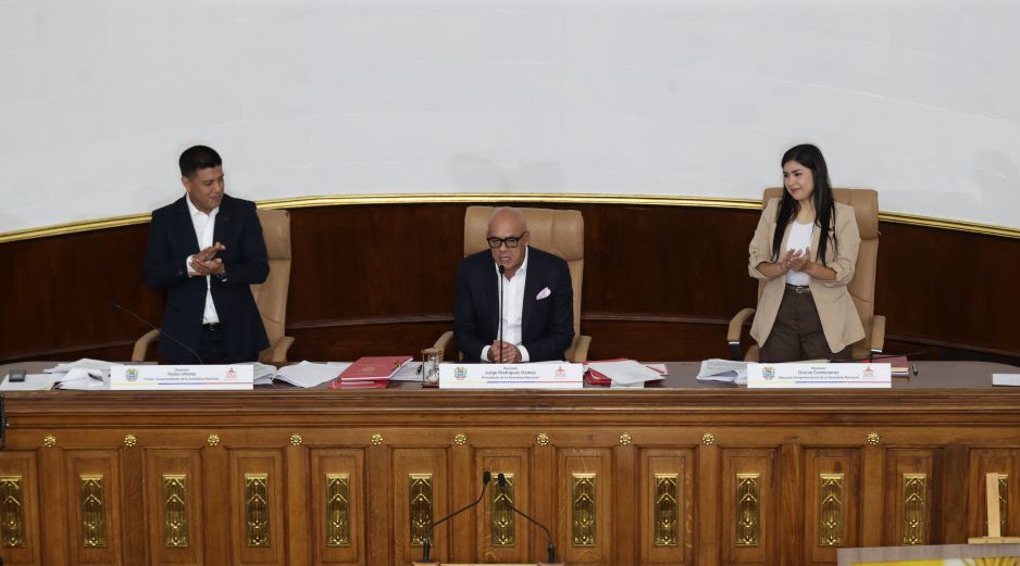 El presidente de la Asamblea Nacional de Venezuela, Jorge Rodríguez (c), habla junto al primer vicepresidente Pedro Infante (i) tras la aprobación de la nueva ley de minas. EFE/R. Peña