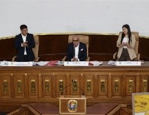 El presidente de la Asamblea Nacional de Venezuela, Jorge Rodríguez (c), habla junto al primer vicepresidente Pedro Infante (i) tras la aprobación de la nueva ley de minas. EFE/R. Peña