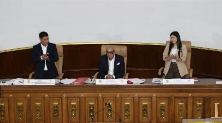 El presidente de la Asamblea Nacional de Venezuela, Jorge Rodríguez (c), habla junto al primer vicepresidente Pedro Infante (i) tras la aprobación de la nueva ley de minas. EFE/R. Peña