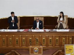 El presidente de la Asamblea Nacional de Venezuela, Jorge Rodríguez (c), habla junto al primer vicepresidente Pedro Infante (i) tras la aprobación de la nueva ley de minas. EFE/R. Peña