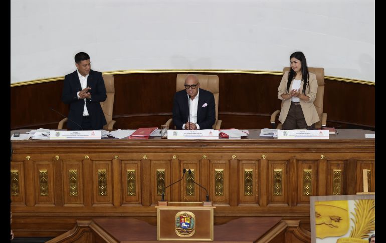 El presidente de la Asamblea Nacional de Venezuela, Jorge Rodríguez (c), habla junto al primer vicepresidente Pedro Infante (i) tras la aprobación de la nueva ley de minas. EFE/R. Peña