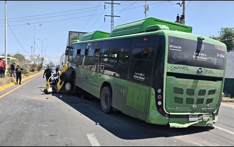 Debido al hecho, los tripulantes de este vehículo quedaron totalmente prensados dentro de la cabina, dejándolos sin vida al instante. CORTESÍA / Policía de El Salto