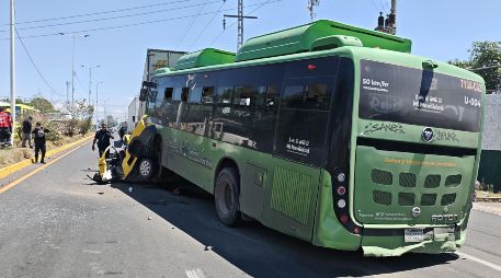 Debido al hecho, los tripulantes de este vehículo quedaron totalmente prensados dentro de la cabina, dejándolos sin vida al instante. CORTESÍA / Policía de El Salto