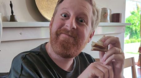 Michael Patrick conservó su buen humor y trabajó a pesar de la adversidad. INSTAGRAM