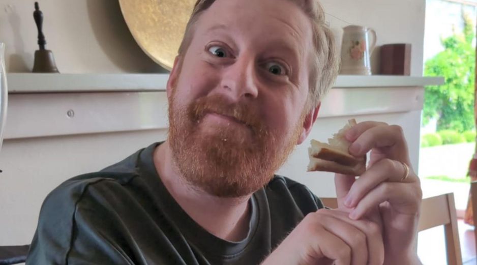 Michael Patrick conservó su buen humor y trabajó a pesar de la adversidad. INSTAGRAM