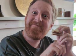 Michael Patrick conservó su buen humor y trabajó a pesar de la adversidad. INSTAGRAM