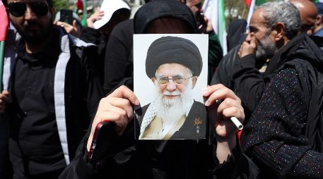 Ciudadanos iraníes portan fotografías del difunto líder supremo iraní, el ayatolá Ali Khamenei, durante una manifestación para conmemorar el 40.º aniversario de su muerte en Teherán, Irán. EFE/A. Taherkenareh