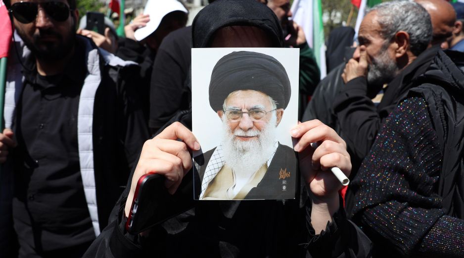 Ciudadanos iraníes portan fotografías del difunto líder supremo iraní, el ayatolá Ali Khamenei, durante una manifestación para conmemorar el 40.º aniversario de su muerte en Teherán, Irán. EFE/A. Taherkenareh
