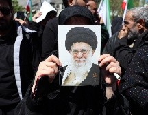 Ciudadanos iraníes portan fotografías del difunto líder supremo iraní, el ayatolá Ali Khamenei, durante una manifestación para conmemorar el 40.º aniversario de su muerte en Teherán, Irán. EFE/A. Taherkenareh