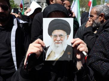 Ciudadanos iraníes portan fotografías del difunto líder supremo iraní, el ayatolá Ali Khamenei, durante una manifestación para conmemorar el 40.º aniversario de su muerte en Teherán, Irán. EFE/A. Taherkenareh