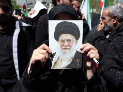 Ciudadanos iraníes portan fotografías del difunto líder supremo iraní, el ayatolá Ali Khamenei, durante una manifestación para conmemorar el 40.º aniversario de su muerte en Teherán, Irán. EFE/A. Taherkenareh