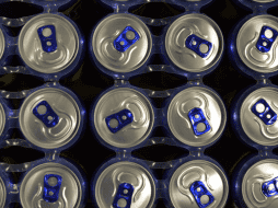 La eliminación de este arancel a los envases forma parte de una reestructuración más amplia de la política comercial de Estados Unidos bajo la Sección 232. CANVA