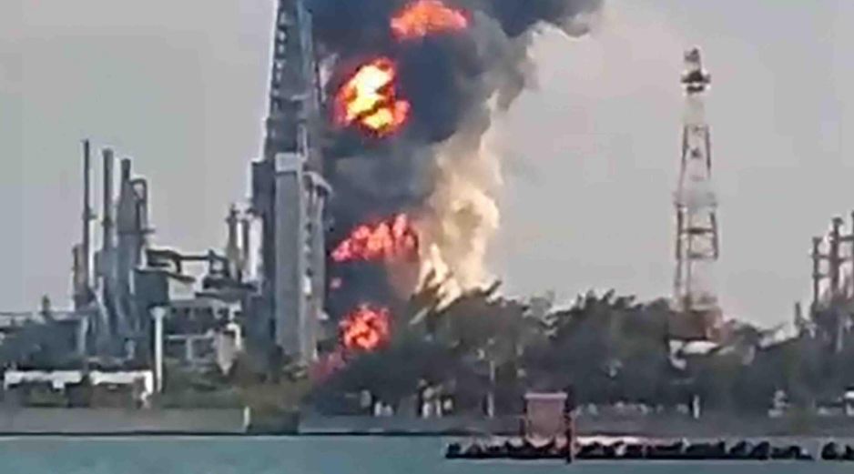 El incendio ocurrió en la bodega de coque de la refinería Olmeca de Dos Bocas. SUN/ARCHIVO