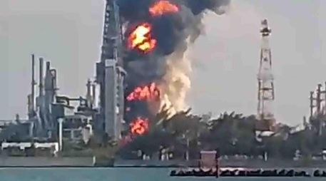 El incendio ocurrió en la bodega de coque de la refinería Olmeca de Dos Bocas. SUN/ARCHIVO