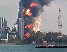 El incendio ocurrió en la bodega de coque de la refinería Olmeca de Dos Bocas. SUN/ARCHIVO