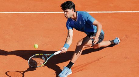 Carlos Alcaraz sufrió de más para superar al argentino Tomás Etcheverry. EFE