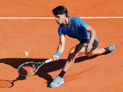 Carlos Alcaraz sufrió de más para superar al argentino Tomás Etcheverry. EFE