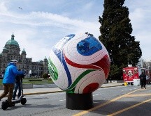 Aficionados pasean cerca de la legislatura de Victoria, Canadá, para participar en una cuenta regresiva para el Mundial, el martes 31 de marzo de 2026. The Canadian Press/AP/C. Hipolito