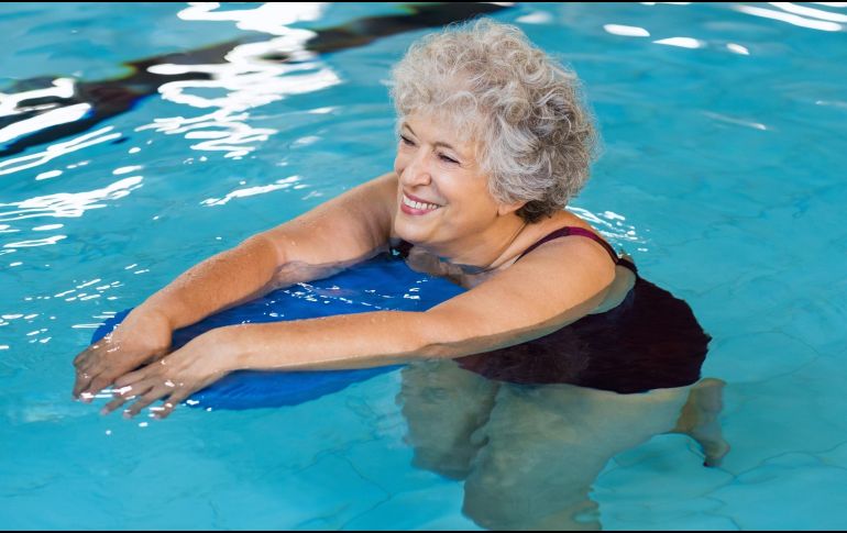 La natación sobresale como una disciplina integral que combina bajo impacto con alta eficacia, y en resumen es el mejor ejercicio. ESPECIAL / CANVA