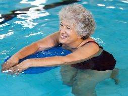 La natación sobresale como una disciplina integral que combina bajo impacto con alta eficacia, y en resumen es el mejor ejercicio. ESPECIAL / CANVA