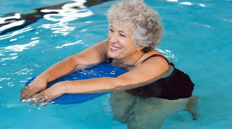 La natación sobresale como una disciplina integral que combina bajo impacto con alta eficacia, y en resumen es el mejor ejercicio. ESPECIAL / CANVA