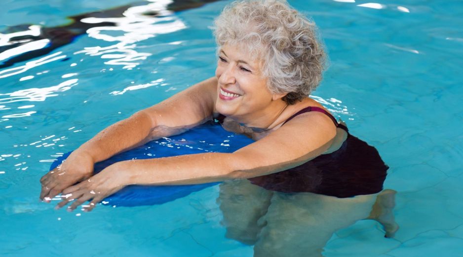 La natación sobresale como una disciplina integral que combina bajo impacto con alta eficacia, y en resumen es el mejor ejercicio. ESPECIAL / CANVA