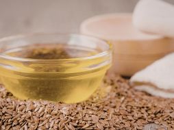 El aceite de lino lidera la lista de alimentos ricos en omega-3, con un aporte de 53.3 gramos por cada 100 gramos de producto. ESPECIAL / CANVA