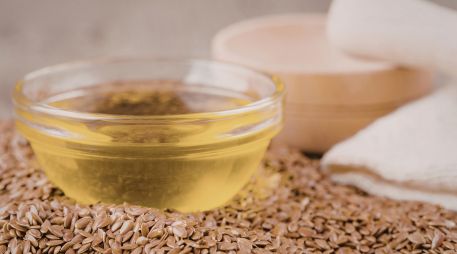 El aceite de lino lidera la lista de alimentos ricos en omega-3, con un aporte de 53.3 gramos por cada 100 gramos de producto. ESPECIAL / CANVA