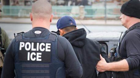 El esquema contempla incentivos económicos directos para agentes que participen en arrestos migratorios. AP/ARCHIVO