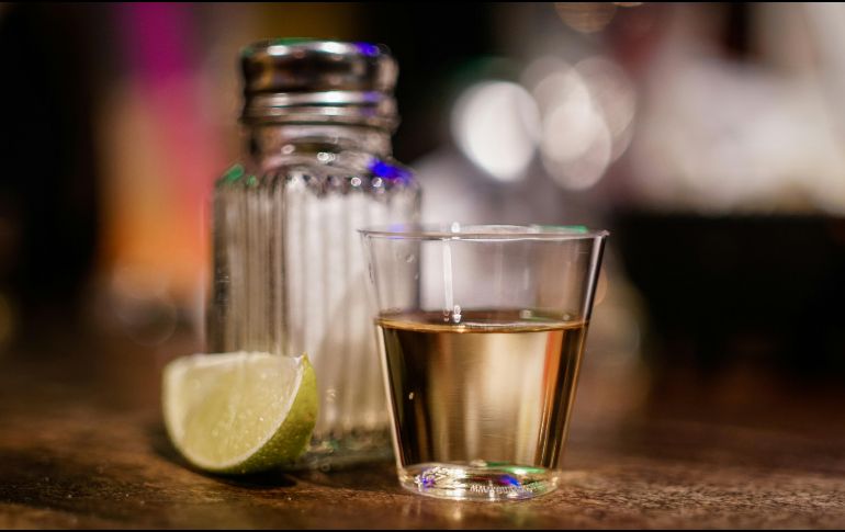 Para los visitantes que buscan una experiencia auténtica más allá de los estadios, elegir un buen tequila puede marcar la diferencia entre una simple degustación y un verdadero viaje sensorial. Unsplash