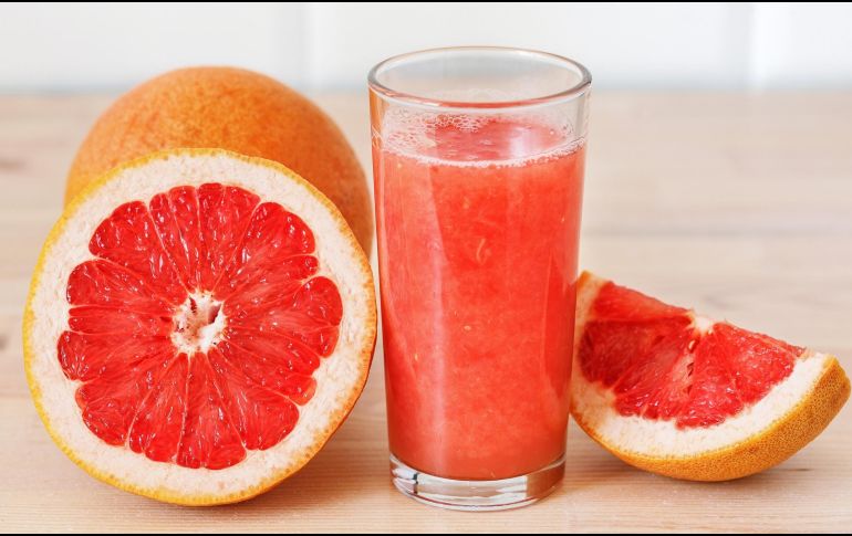 Aunque parezca beneficioso, el consumo de ciertas frutas puede estar contraindicado al combinarse con medicamentos. ESPECIAL / CANVA